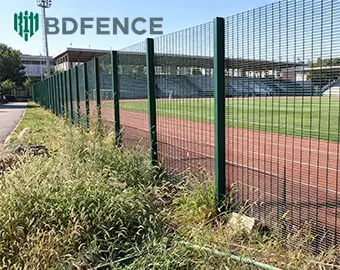 358 Fence Clips vs Clamp Bars: What Changes in the Finished Fence?